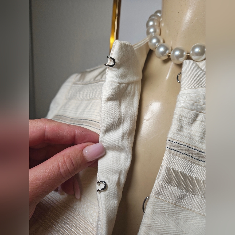 Cream Blazer with Structured Design and Elegant Finish
